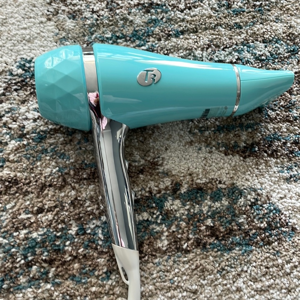 T3 Featherweight Luxe 2i hair dryer
